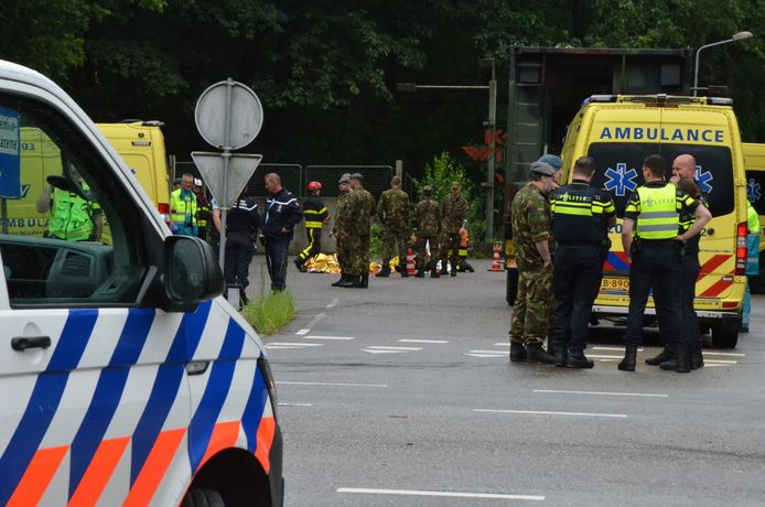 Hulpdiensten bij een militair oefenterrein in Ossendrecht. Veertien leerlingen zijn gewond geraakt door een blikseminslag.