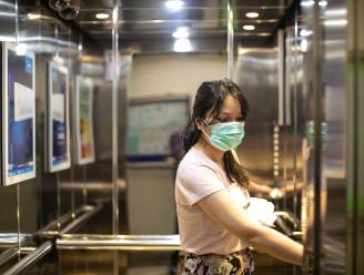 Besmette vrouw zat alleen in lift en toch leidde dit tot 71 andere besmettingen