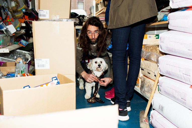Dennis van den Burg in de opslag van zijn dierenwinkel. Beeld Renate Beense