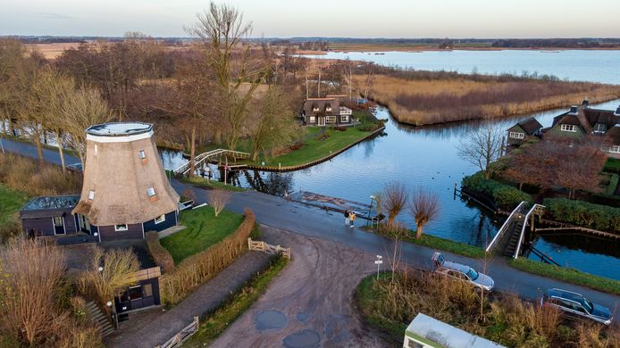 De loswal tegenover de molen aan de Kerkweg, waarvan omwonenden zeggen forse  overlast te ondervinden.