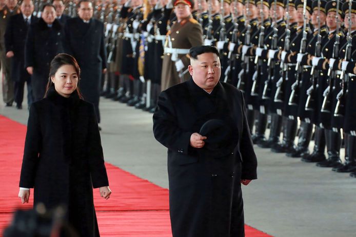 De Noord-Koreaanse leider Kim Jong-un en zijn vrouw Ri Sol-ju verlaten het station van Pyongyang op weg naar China.