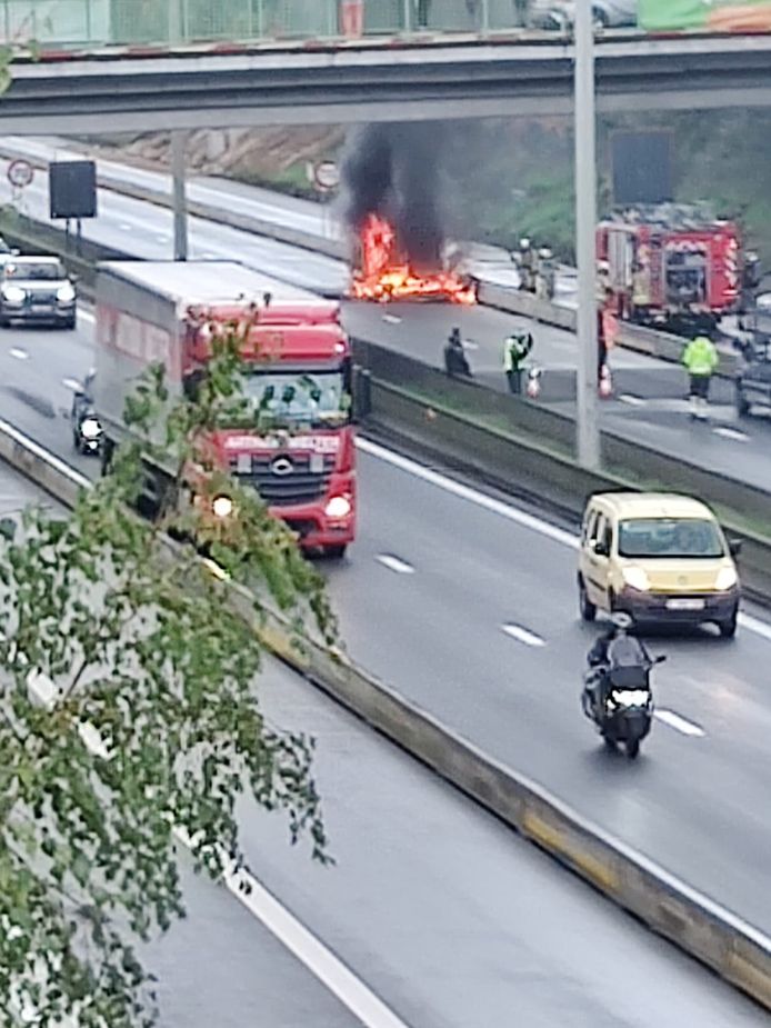 Brandend voertuig op Brusselse binnenring in Wezembeek-Oppem.