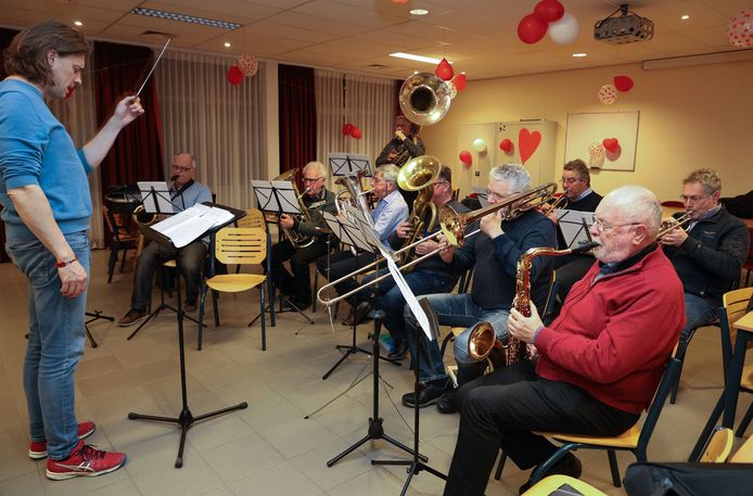 Een repetitie van Termenieke, onder leiding van dirigent Michiel Meijers