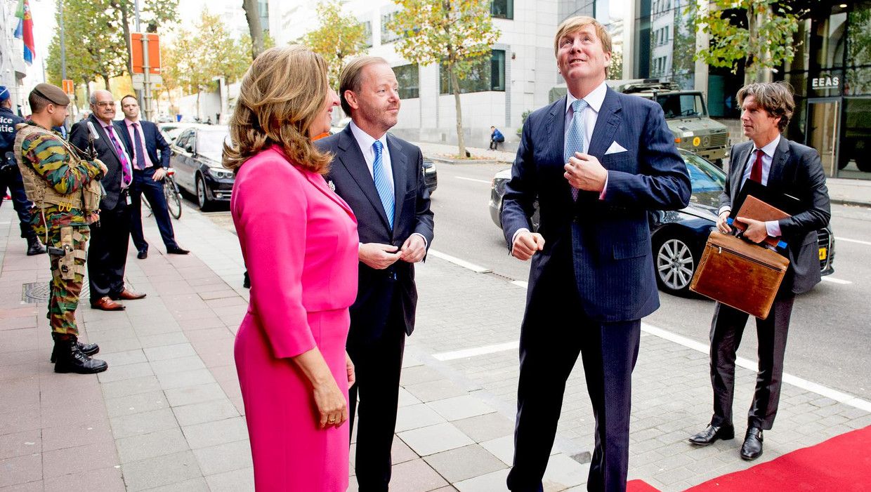 De Gooijer ontvangt koning Willem-Alexander eind 2015 op de Nederlandse EU-ambassade in Brussel. Beeld anp