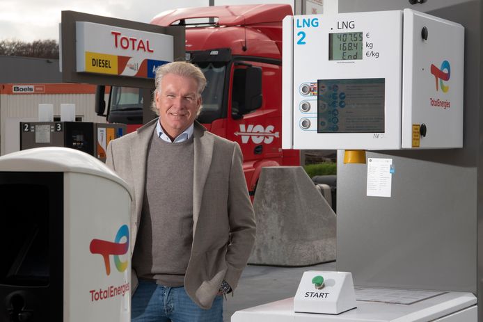Jules Menheere (directeur Vos Transport) bij het tankstation op het A1 bedrijvenpark in Deventer.