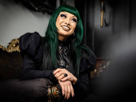 Op straat wordt gothic Ana (45) raar aangekeken, maar op haar werk in de zorg wordt ze wél geaccepteerd