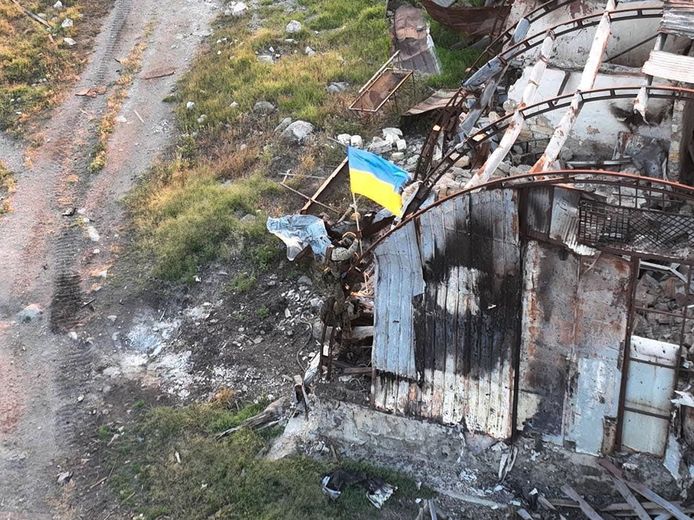 Enkele militaien lieten de Oekraïense vlag wapperen op Slangeneiland.
