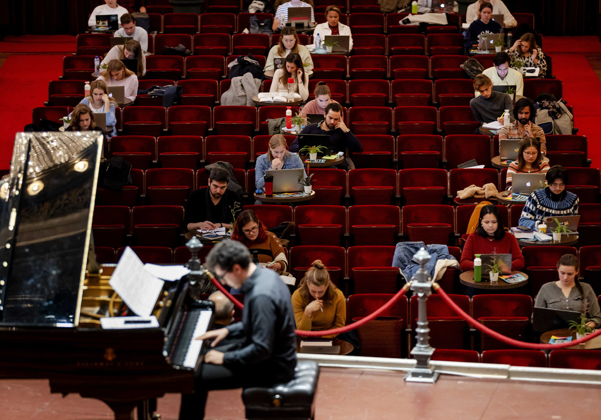 Geroosterd binnen Nationaal Studeren in Het Concertgebouw met live klassieke muziek: 'Het gaat juist  beter dan thuis'
