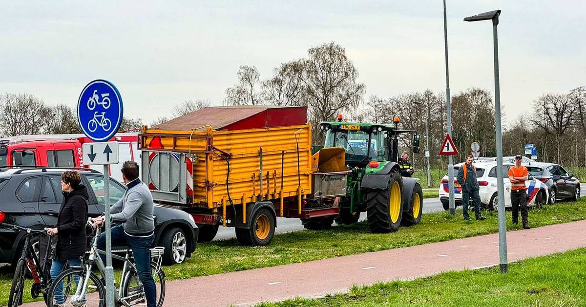 Fietser aangereden door trekker bij rotonde in Nunspeet: slachtoffer naar ziekenhuis.