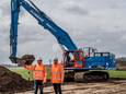 Bram de Fockert van Waterschap Rivierenland (links) en Rob Bouwens van de aannemerscombinatie voor de elektrische graafmachine nabij Landgoed Loenen.
