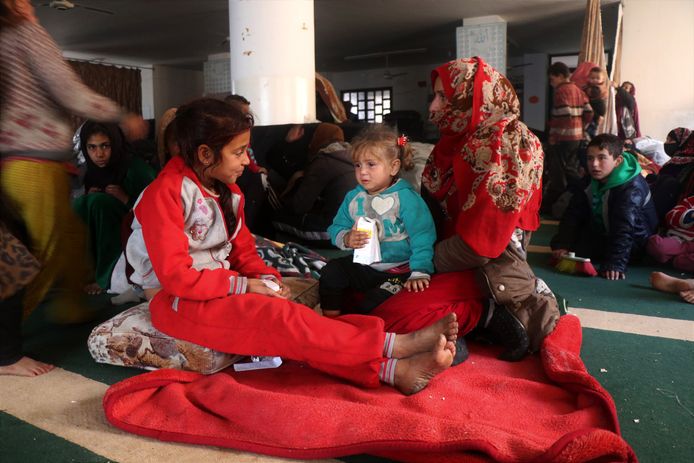 Famiglie di rifugiati si sono radunate in una moschea da qualche parte ad al-Hasakah.