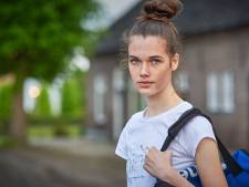 Volleybalster Anne (nu 16, toen 13) werd stiekem gefilmd bij het omkleden: ‘Dit mag nooit meer iemand overkomen’