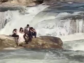 Fotoshoot van bruidspaar valt letterlijk in het water