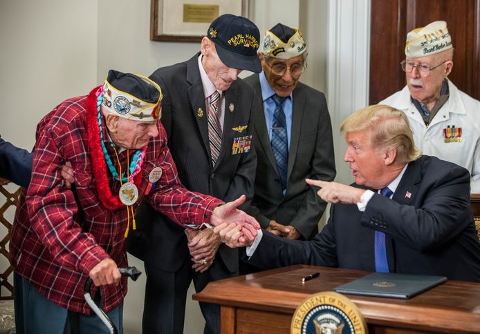 President Donald Trump in gesprek met veteraan van Pearl Harbor, Lawrence Parry.