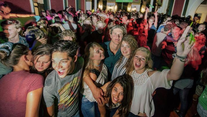 Studenten feesten bij het Delfts Studenten Corps tijdens de Owee 2015