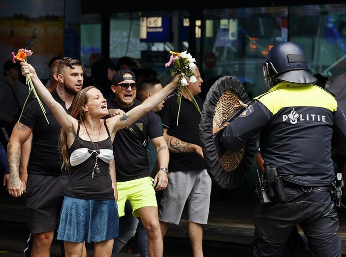 'Bloemenmeisje' Wendy Kroeze uit Nijmegen vorige week tijdens het protest in Den Haag.