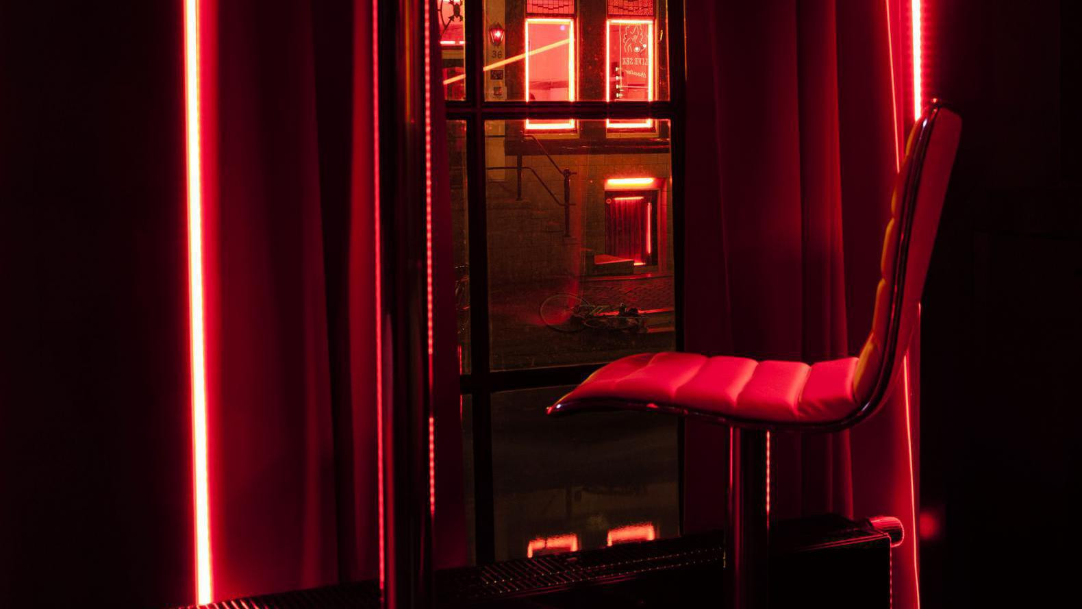 Включи red room. Квартал красных фонарей в Амстердаме. Квартал красных фонарей арт. Квартал красных фонарей Гонконг. Квартал красных фонарей квест.