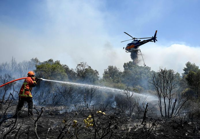 A Gonfaron sono al lavoro i vigili del fuoco.