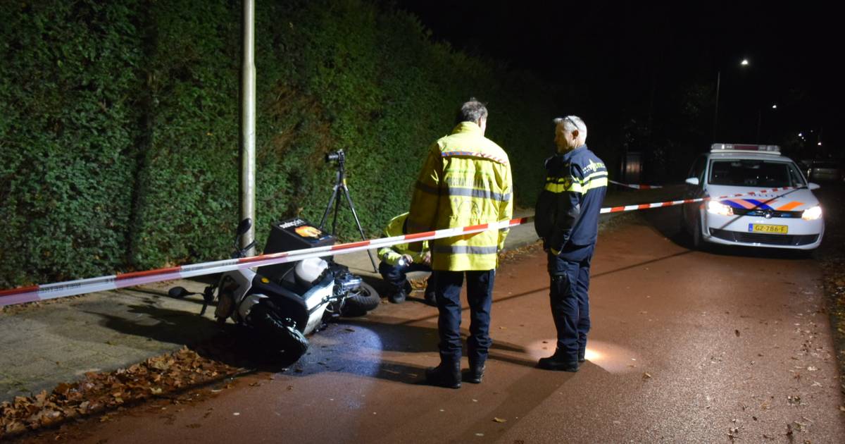 Maaltijdbezorger gewond na botsing met scooter tegen lantaarnpaal in Nijmegen.