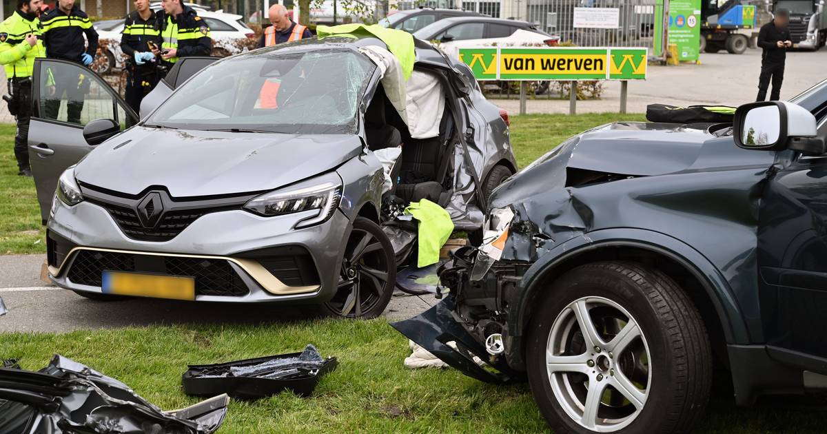 Beknelde man uit auto gehaald na ernstig ongeval in Biddinghuizen.