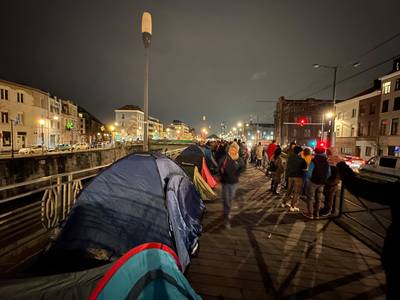 Buurtbewoners Klein Kasteeltje slapen nacht in tent uit steun voor asielzoekers: “Onbegrijpelijk dat er zo met mensen wordt omgegaan”