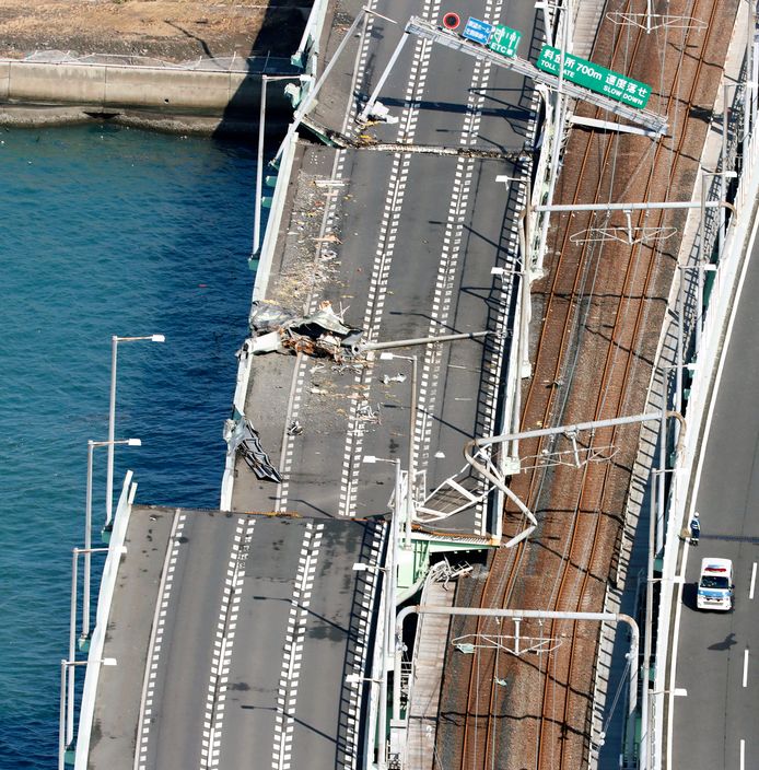 De weg die de luchthaven verbindt met het vasteland raakte zwaar beschadigd toen een zware tanker door de tyfoon tegen de brug gesmeten werd.