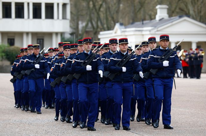 Een groep soldaten van de Garde républicaine van de gendarmerie, de Franse semimilitaire politiemacht, zal het voorplein van Buckingham Palace bewaken. Deze foto’s werden genomen tijdens de oefeningen.