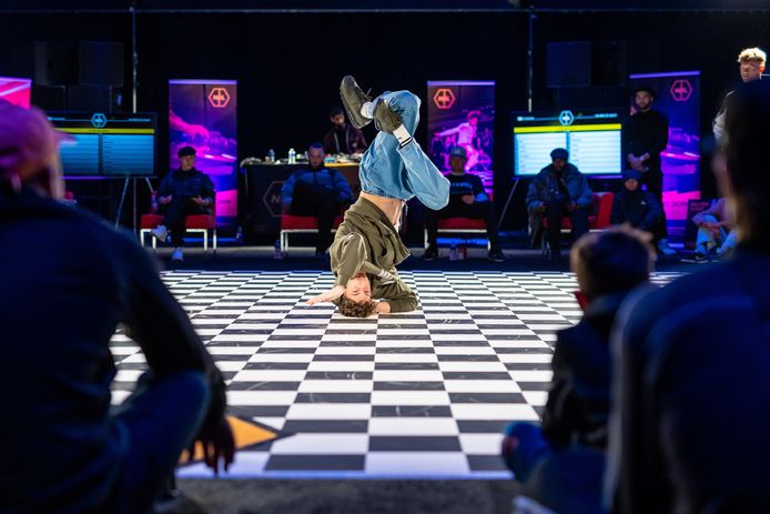Duiken als een dolfijn bij het NK breakdance in Den Bosch | Den Bosch ...