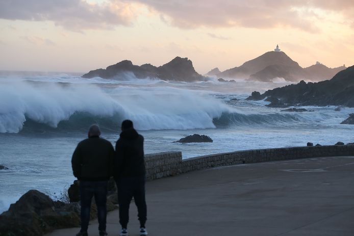 De harde wind op Corsica zorgt voor spectaculair beeld op een strand bij Ajaccio. Elders op het eiland zitten 26.500 mensen zonder stroom.