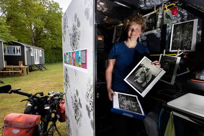 Met de ‘dokar’ op zoek naar Martien Coppens: fotograaf Wiesje Peels fietst door de Peel