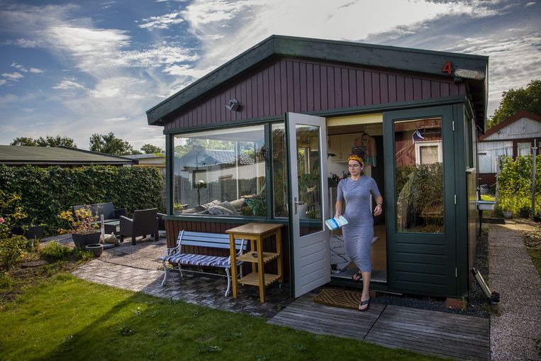 Yvonne van Vugt woont in een houten huisje op een vakantiepark in Oostvoorne. In Rotterdam kon zij geen woning krijgen. Beeld Arie Kievit
