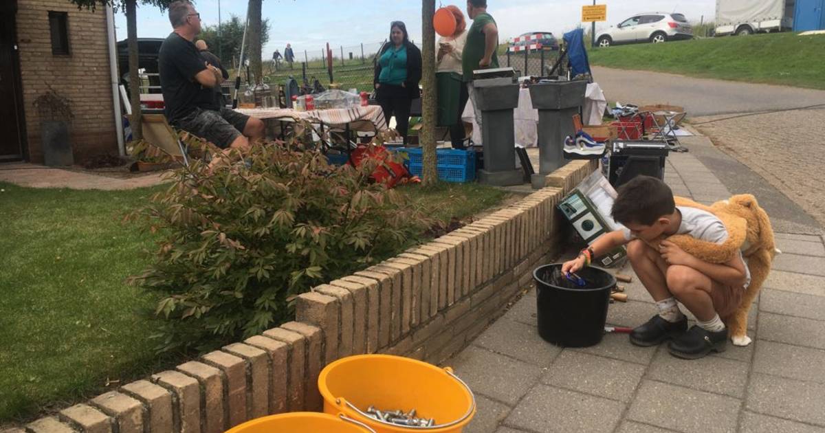 Macharen overspoeld met kopers en ‘schuumers’ op Tuintjesmarkt tijdens Burendag
