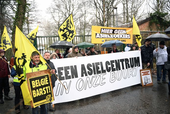Ook Vlaams Belang voert actie aan de slipschool. Met parlementslid Klaas Slootmans