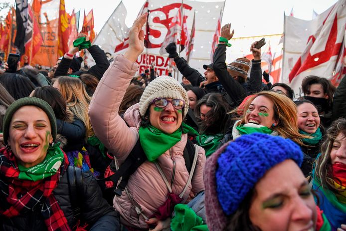 Mensen die voor de legalisering van abortus zijn, verzamelden aan het parlement om het wetsontwerp te vieren.