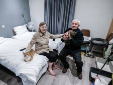 Valentina (75) en Anatoly (73) in Vorden willen een dak boven het hoofd sámen met hun katten: ‘We worden er verdrietig van’