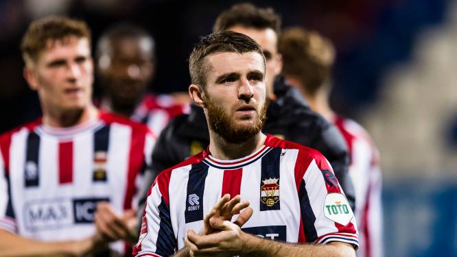 Willem II-middenvelder Daniel Crowley op weg naar de uitgang