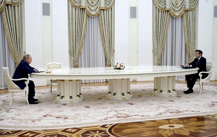 Poetin en Macron aan de lange witte tafel in het Kremlin