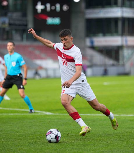 Ajax presenteert verdediger Ahmetcan Kaplan: ‘Hier slagen en vervolgens een mooie stap maken’