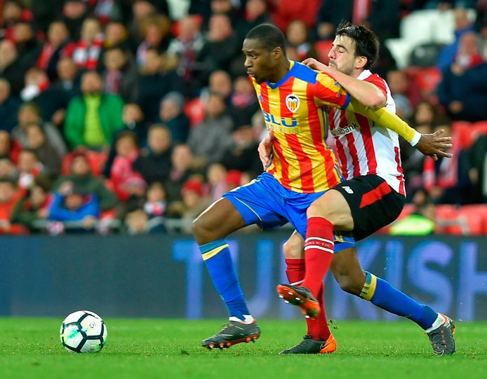 Geoffrey Kondogbia (links) in duel Benat Etxebarria.