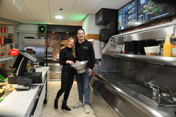 Whizz Burger heeft nieuwe eigenaren: Kelly Ooijens en Kayo Valkenburg.
