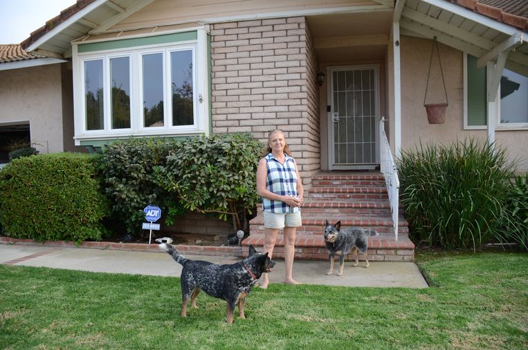 Melanie Brown voor haar huis in Simi Valley.  Beeld Mari Meyer