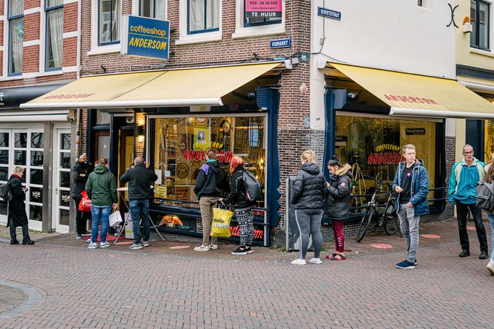 Drukte bij coffeeshop Andersom in de Utrechtse binnenstad.