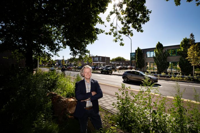 Bouwwethouder Marc Jeucken staat hier bij de Mierloseweg. Aan de overkant het gebied Bleekvelden, een van de woningbouwlocaties in Geldrop.