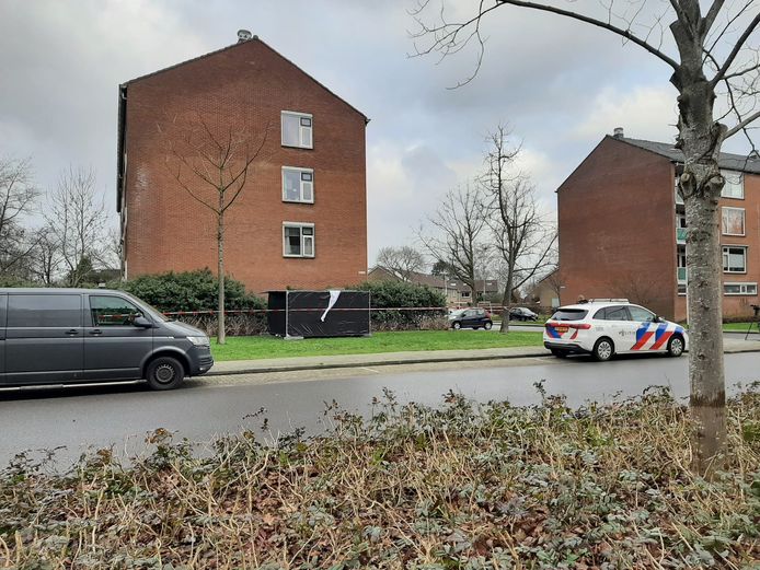 De omgeving van het lichaam is afgezet en er zijn zwarte schermen geplaatst.
