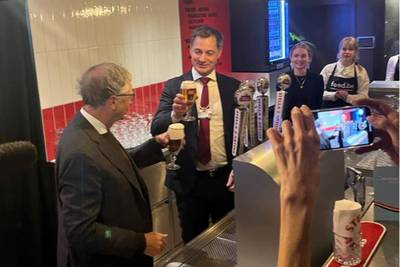 Premier Alexander De Croo drinkt pinten met Bill Gates in Davos