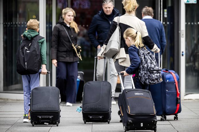 Foto ter illustratie. Reizigers in de vertrekhal van Eindhoven Airport.