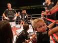 De emoties komen los bij Robbie Hageman na zijn afscheidsgevecht, zeker toen zijn zoontjes en vrouw de ring in kwamen.