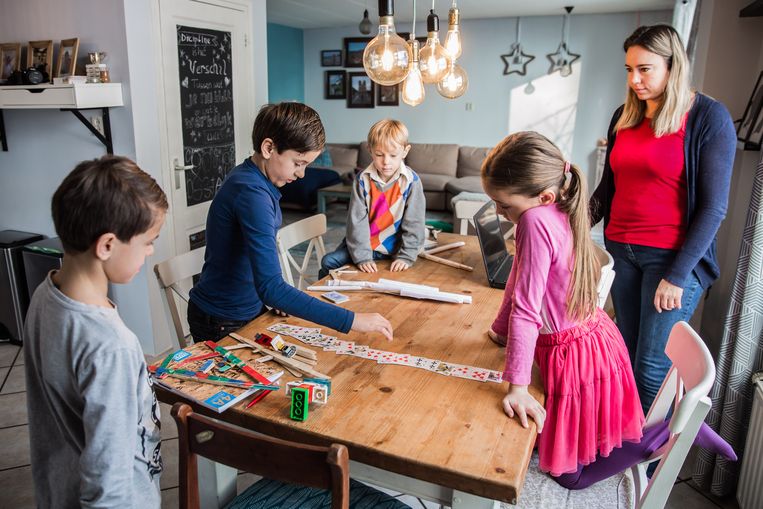 De kinderen van Lieke Wermeskerken krijgen les in hun huiskamer in Klundert (Brabant). Beeld Shody Careman