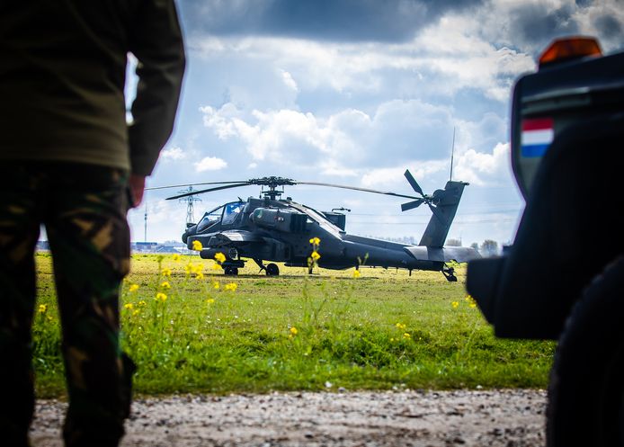 Een apache-helikopter moest vanmorgen een voorzorgslanding maken in Strijen.