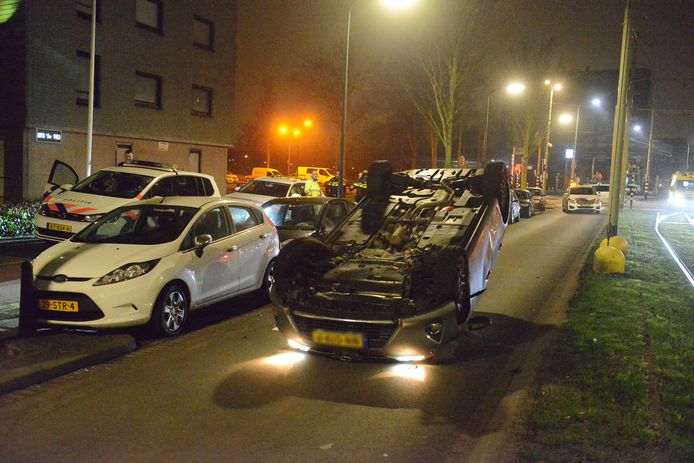 Auto over de kop de Melis Stokelaan.